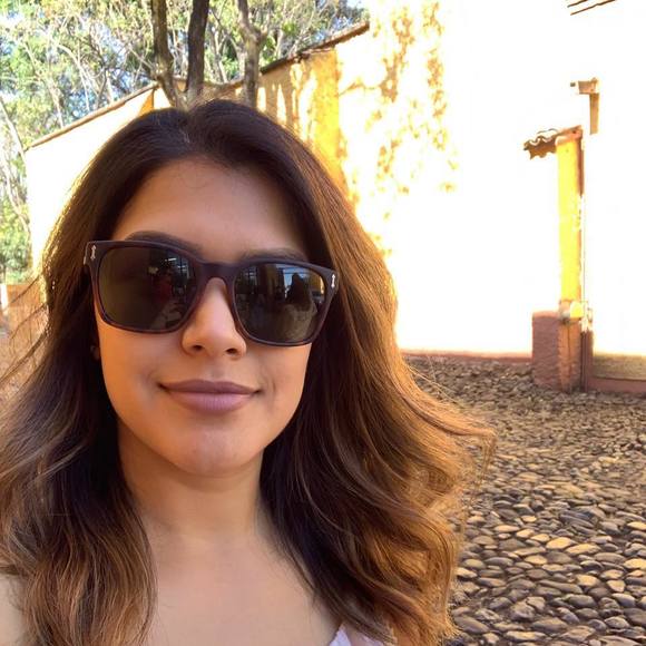 Meet your Posher, Claudia - Picture 1 of 1